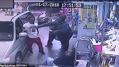 رجل يعتدي على بائعة رفضت طريقته في دفع الحساب (فيديو وصور)