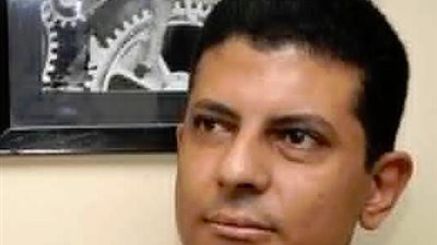 المخرج عادل حسان ومسرح المقهى ضيوف 