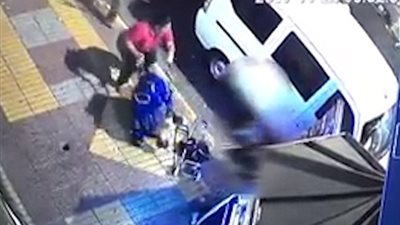 لقطات صادمة لامرأة تلقى بعربة طفل وسط الطريق بعد قتل أبويه (فيديو وصور)