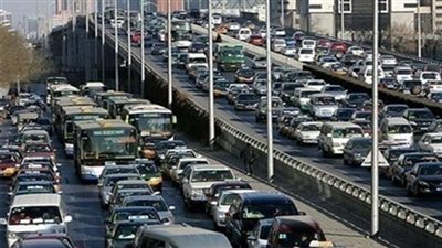 «المرور» تنصح السائقين بالقيادة بهدوء على الطرق السريعة (فيديو)