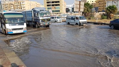 زحام مروري بطريق الفيوم بسبب كسر ماسورة مياه