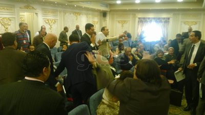 مشادة بين نائبين.. واتهامات لوزير الصحة بالعمل ضد الصيدليات