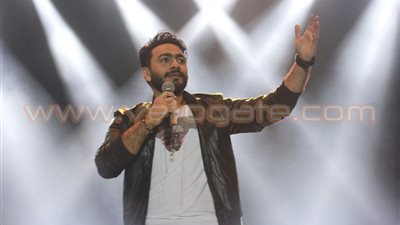 بالصور.. المنتج نصر محروس يفاجئ تامر حسني في حفل «جامعة مصر»