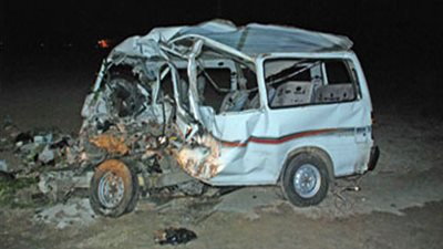 الأهالي يعيدون فتح الطريق بعد مقتل شاب صدمه 