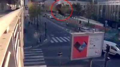 متهور يقفز أعلى لوحة إعلانية (فيديو وصور)