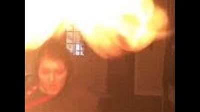 فتاة تشعل النيران في وجهها بسبب رقصها بالمطبخ (فيديو والصور)