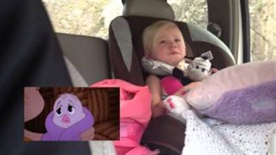 بالفيديو.. طفلة تنهار باكيةً بعد مشاهدتها فيلم كرتون حزين