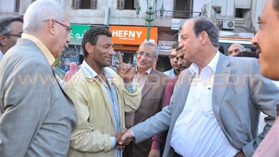 بالصور.. محافظ أسيوط يتابع أعمال النظافة ورفع الإشغالات بشوارع المدينة