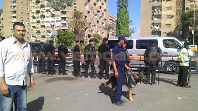 بالصور.. خبراء المفرقعات يمشطون استاد القاهرة استعدادا لمباراة مصر والسنغال