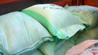 القبض على متهم بحوزته 132 شيكارة دقيق مدعم بالخصوص