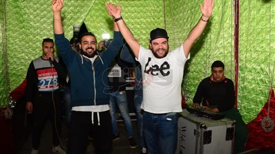 وصلة رقص لمحمد عبد الرحمن في حنته مع أصدقائه.. (فيديو)