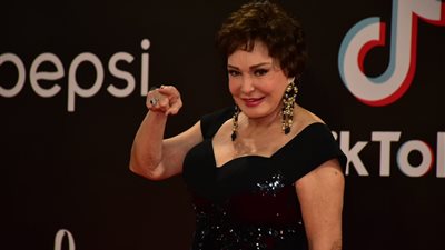 حسين فهمي وإلهام شاهين يشاهدون «جريمة الإيموبيليا» بالقاهرة السينمائي