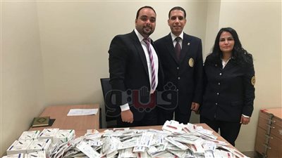 ضبط راكب حاول تهريب مستلزمات طبية بمطار القاهرة (صور)