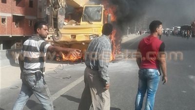 السيطرة على حريق هائل في ونش محمل على سيارة نقل بالخصوص