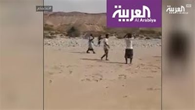 حكم مباراة يستخدم بندقية بدل الصافرة في اليمن (فيديو)