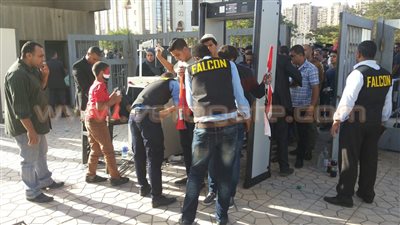بالصور.. جماهير مباراة السنغال تخضع لتفتيش «فالكون»