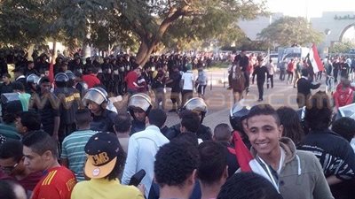 بالصور... زحام جماهيري لحضور مباراة مصر والسنغال