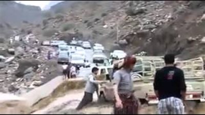 بالفيديو.. شاب يخاطر بحياته لإنقاذ سيارة من غرق السيول