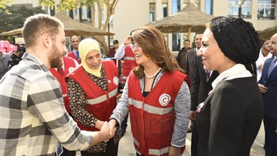 غادة والي تشارك في حملة للتبرع بالدم بجامعة مصر