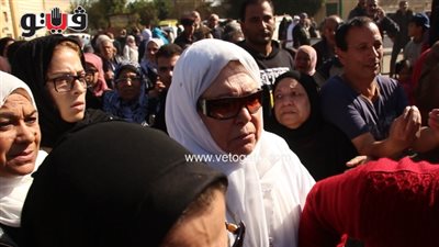 ياسمين الخيام ولبلبة ترافقان جثمان شادية في مسجد السيدة نفيسة