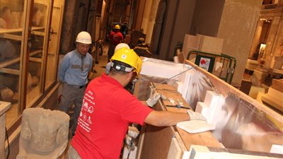 نقل ٢٤٠ قطعة أثرية إلى المتحف الكبير (صور)