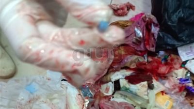 كارثة.. مستشفى خاص بشبرا الخيمة يلقي نفاياته الطبية وسط قمامة الحي (صور)