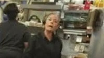 مديرة مطعم «برجر كينج» تتشاجر مع امرأة حامل لكثرة طلباتها (فيديو وصور)