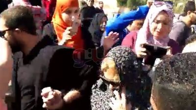 يسرا تخفي وجهها أثناء خروجها من جنازة شادية (صور)