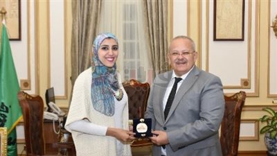 الخشت يكرم جيانا فاروق لحصولها على المركز الثالث في بطولة الكاراتيه