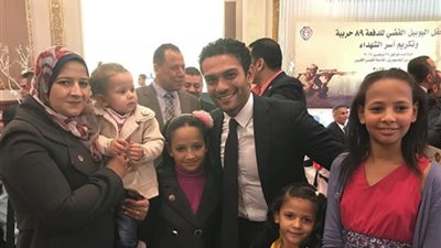 آسر ياسين عن صورته مع أسرة الشهيد أحمد عبد النبي: «ليا عظيم الشرف»