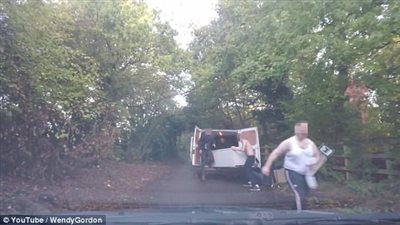 فرار امرأة من ثلاثة رجال يحاولون سرقتها (فيديو وصور)