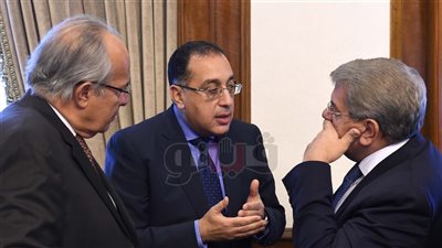 الحكومة تبدأ اجتماعها بدقيقة حدادا على شهداء الروضة