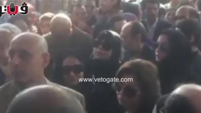 شهيرة تبكي أثناء دفن الفنانة شادية (فيديو)