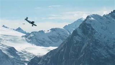 متهورون يحلقون بجانب طائرة مرتدين بدلا مجنحة (فيديو وصور)