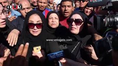 المعجبون يلاحقون إلهام شاهين وماجدة زكي وشهيرة في جنازة شادية (فيديو)