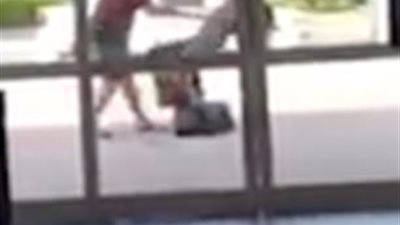 لحظة اعتداء رجل على حبيبته بالضرب خارج مطار (فيديو وصور)