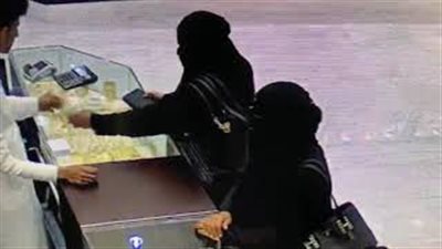 امرأة منتقبة تسرق محل ذهب بطريقة ماكرة (فيديو)