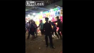 مشاجرة جماعية عنيفة بسبب امرأة (فيديو)