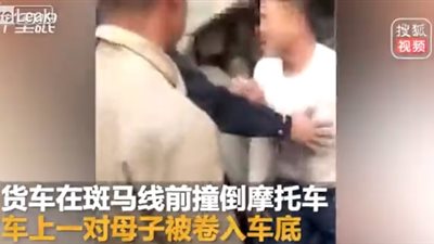 لحظة الاعتداء على سائق شاحنة تسبب في مقتل امرأة وطفل (فيديو)