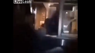 لحظة اعتداء شباب على بائعة بطريقة صادمة ( فيديو)