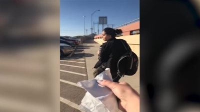 شاب يتسبب في سقوط مروع لابنة عمه فوق صبار ( فيديو)