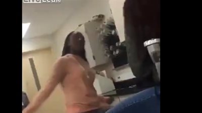 مشاجرة عنيفة بين فتاتين داخل الفصل (فيديو)