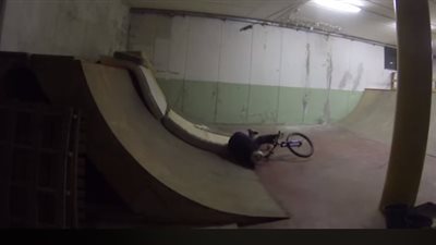 نهاية مروعة لشاب حاول استعراض مهاراته بدراجته الهوائية (فيديو)