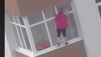 مرأة تخاطر بحياتها لتنظيف نافذة منزلها ( فيديو)
