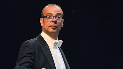 المايسترو نادر عباسي يقود حفل الموسيقى الكنائسية بفرنسا