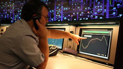 الاحتلال يعتزم تقليص كمية الكهرباء بالضفة وغزة