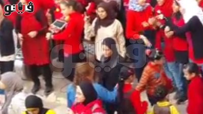 بالفيديو.. مهرجان تربوي بمدرسة للبنات يتحول لوصلة رقص بلدي