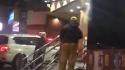 امرأة تحصد آلاف الإعجابات بهدية خاصة لعامل نظافة (فيديو)