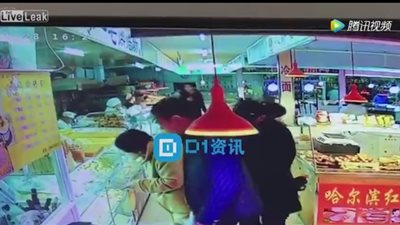 لصان يسرقان هاتف امرأة في 3 ثوان (فيديو)