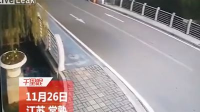 زوجان يسقطان بدراجة بخارية داخل نهر (فيديو)